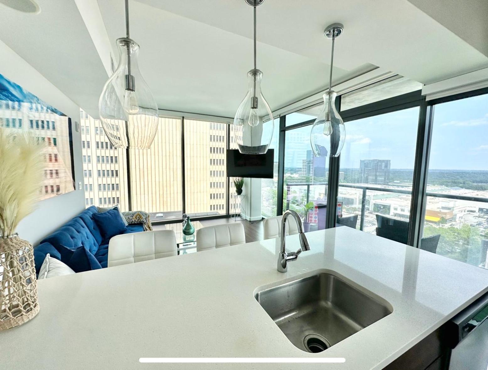 Luxury Boutique Condo In North Атланта Екстериор снимка