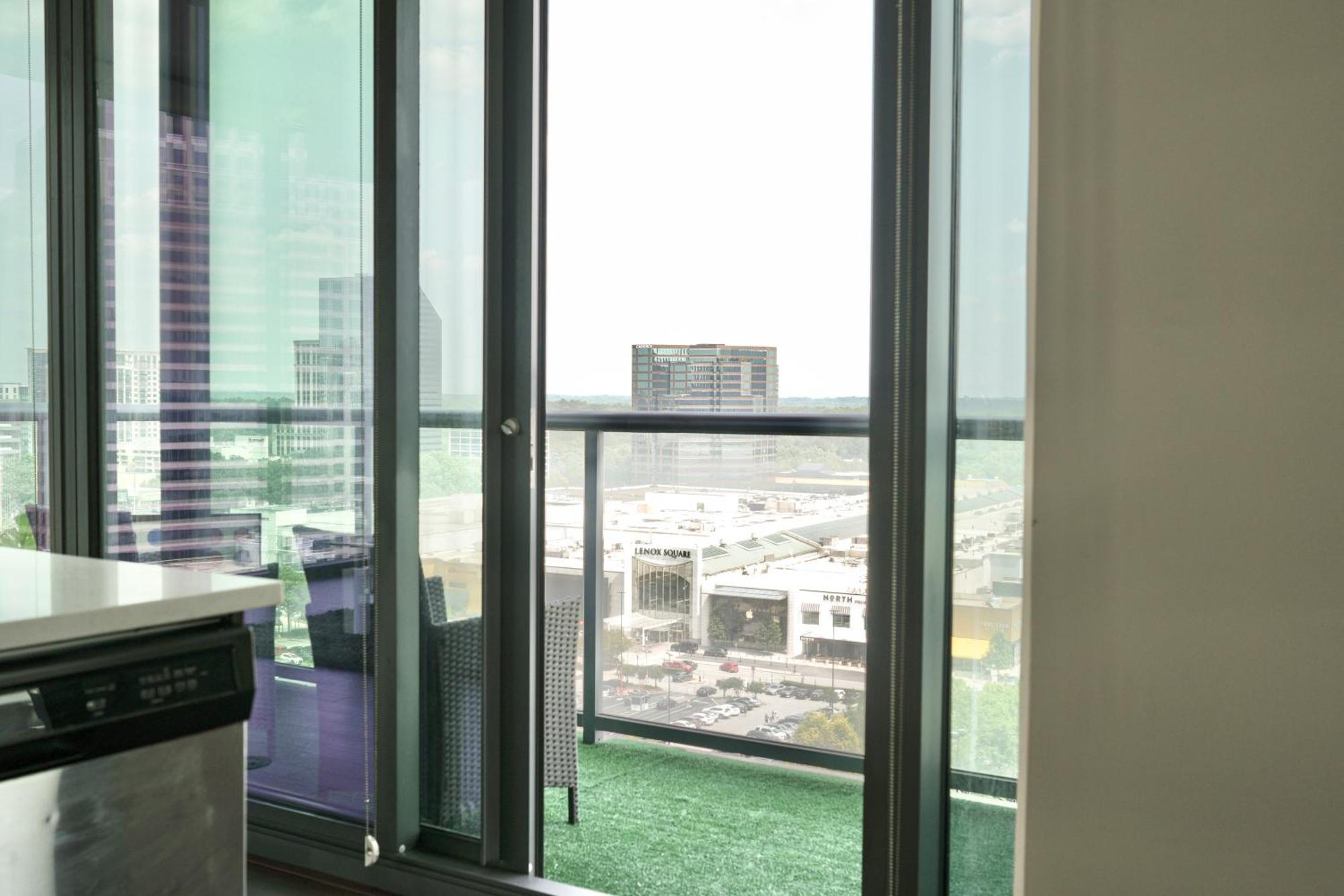 Luxury Boutique Condo In North Атланта Екстериор снимка